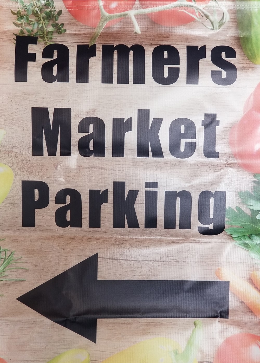 Farmers Market Parking sign with arrow pointing left